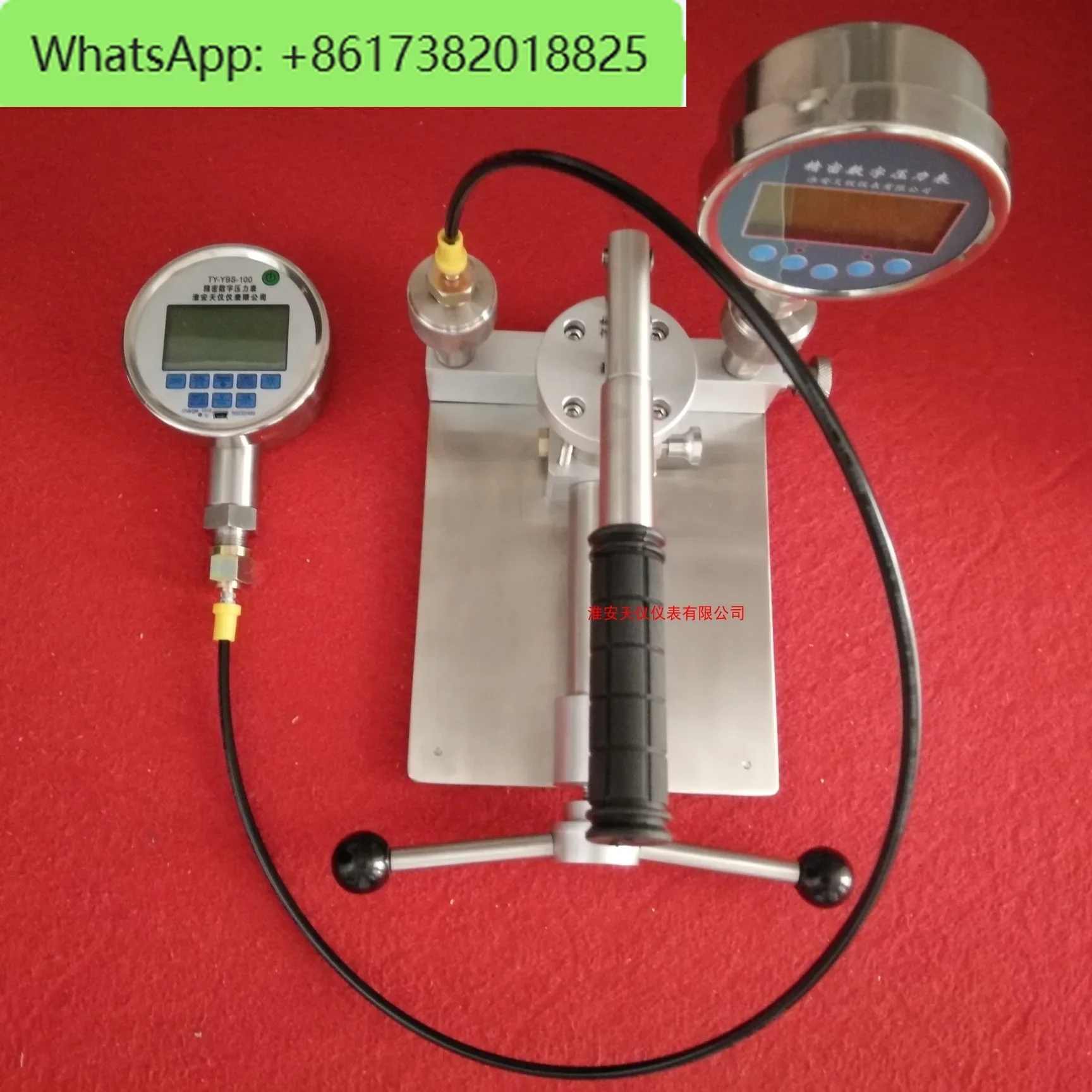 Портативный ручной насос давления с источником точного газа.