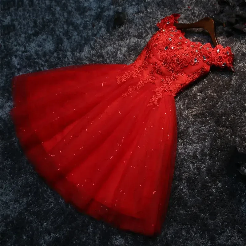 Короткое платье для выпускного вечера с вырезом лодочкой и красное белое