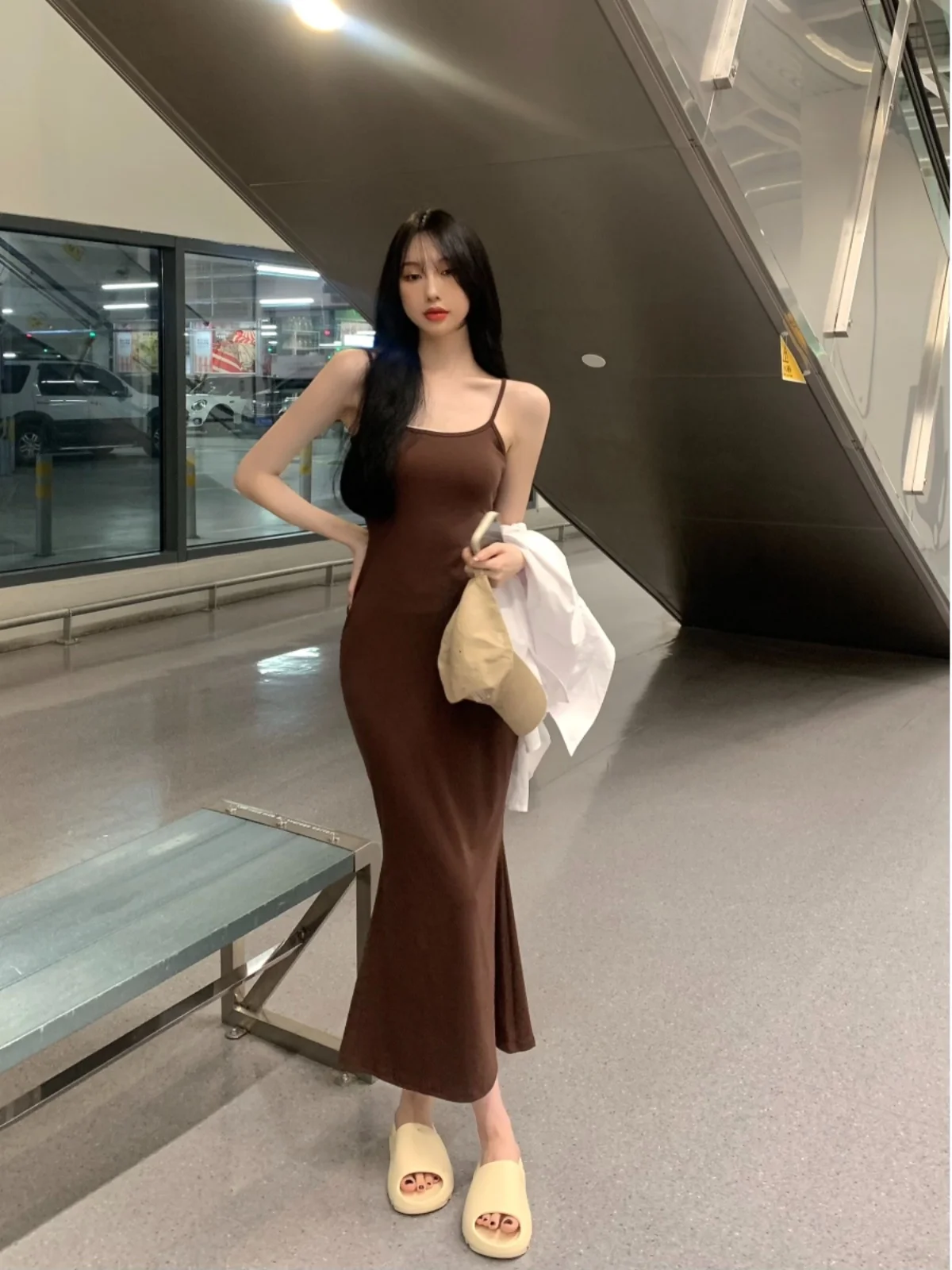 Женское облегающее платье-футляр на бретельках длинная юбка с разрезом в