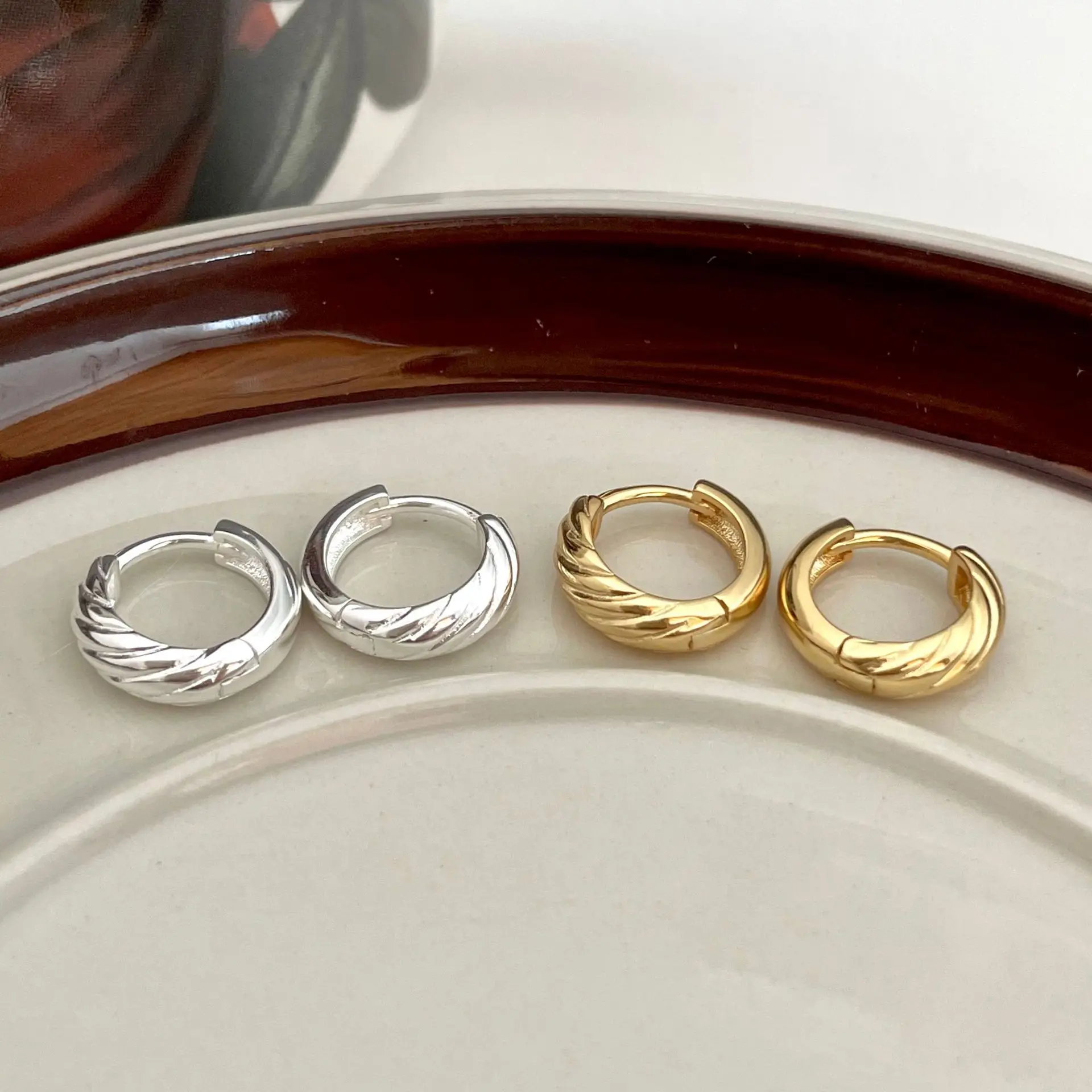 

Оригинальные серьги-кольца Huggie из 18-каратного золота с подвеской в виде спиральной полосы с гравировкой серьги-кольца в ухо ювелирные издел...