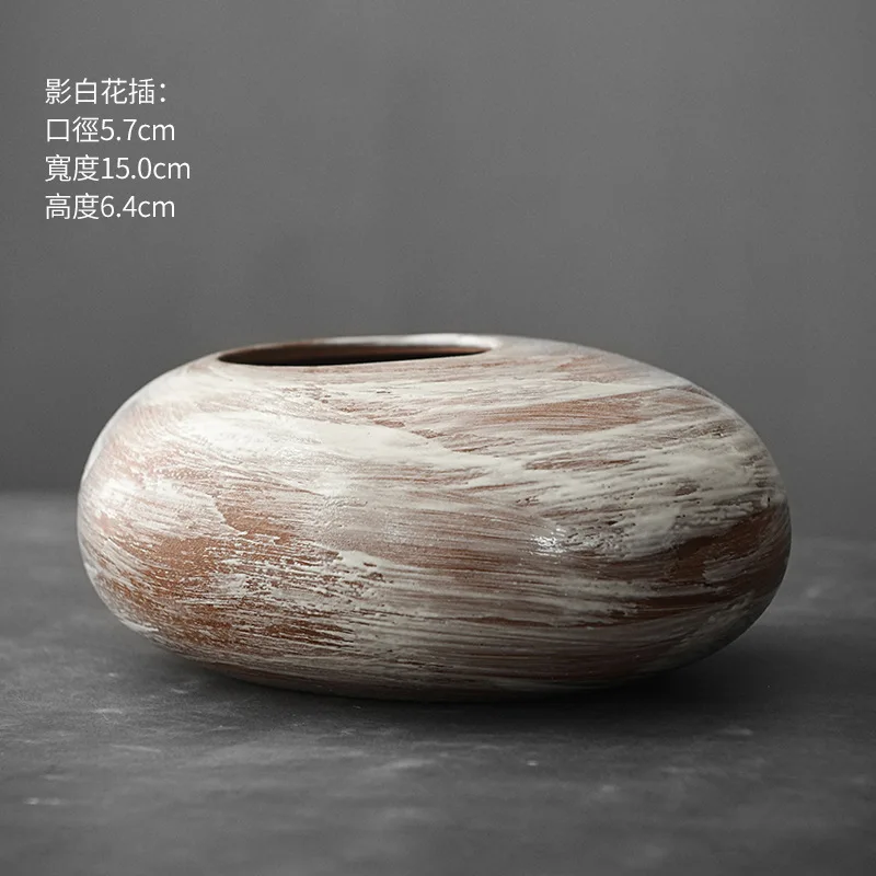 

Черная керамическая ваза в японском стиле