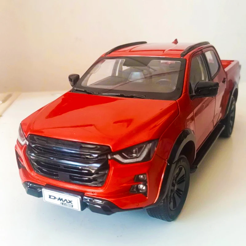 Фото Металлическая литая модель DMAX, имитационная модель автомобиля D-MAX из сплава, украшение для пикапа V-CROSS, подарок для мальчика, коллекционный предмет для взрослых, 2023, 1:18 №2