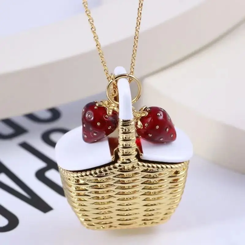 Милая плетеная маленькая цепочка для пикника с эмалированным кулоном в виде ягод
