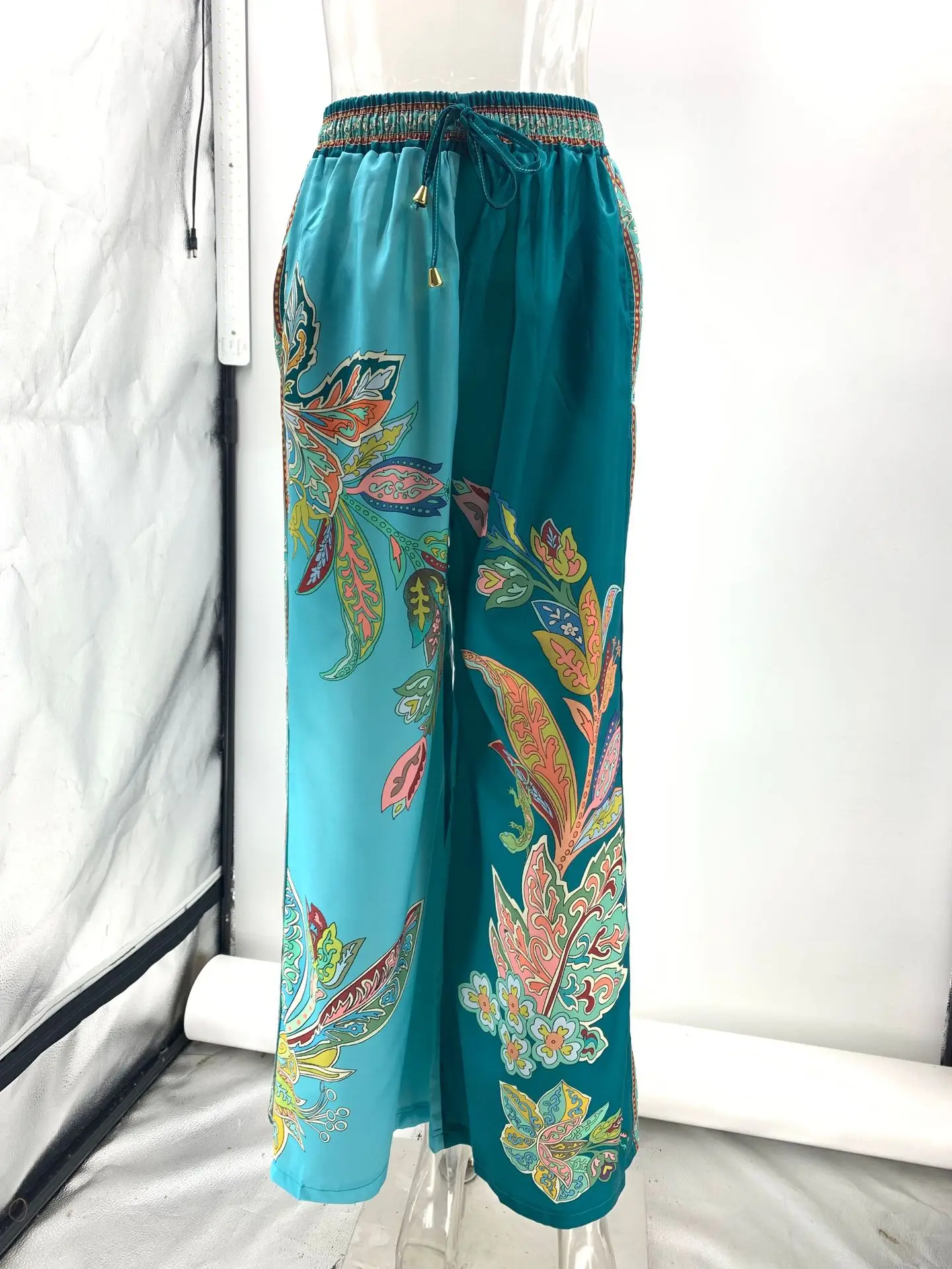 Женские атласные широкие брюки с винтажным принтом блузка коротким рукавом и