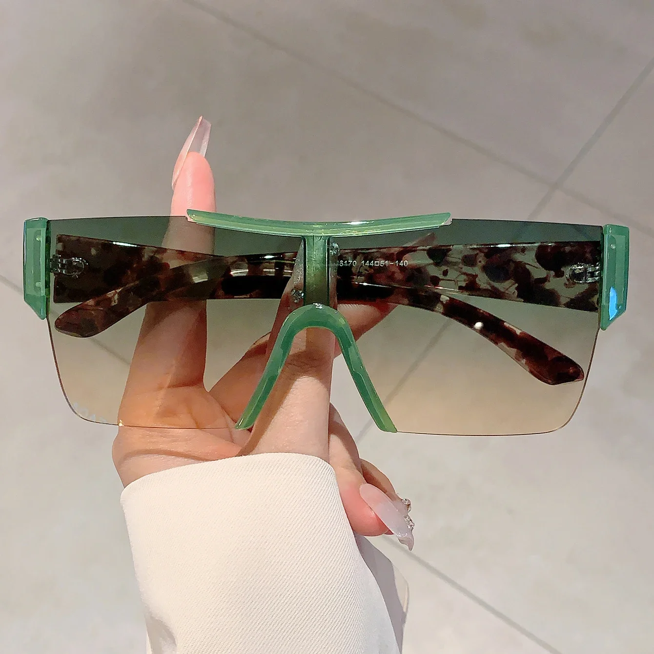 KAMMPT большие солнцезащитные очки из пластика