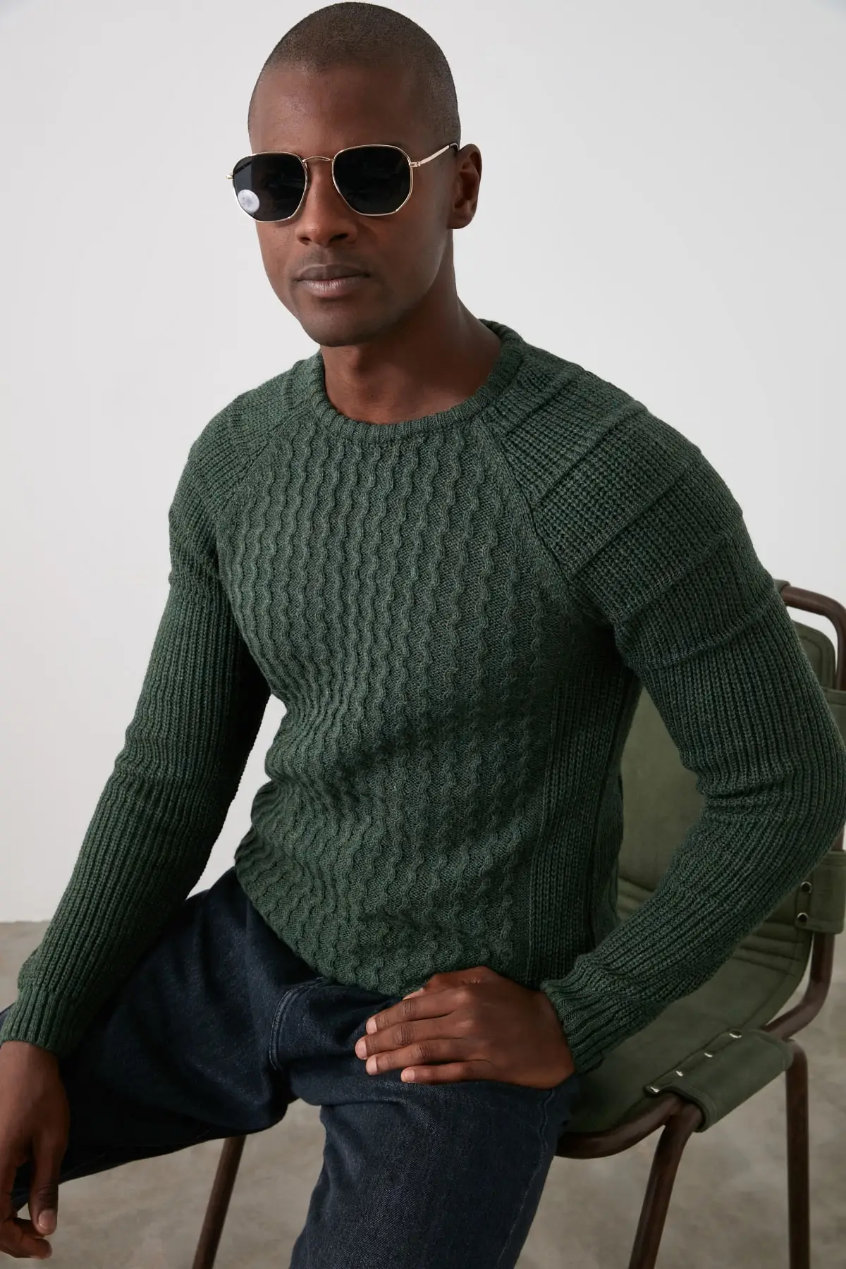

Мужской трикотажный свитер с рукавом реглан