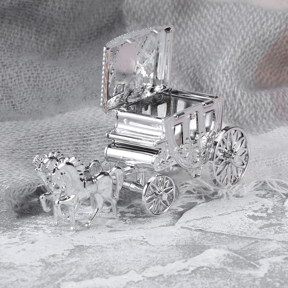 

Portable Table carriage party supplies heart- shaped gift box favors gifts- Candy Box Carriage Pattern Candy Boxes