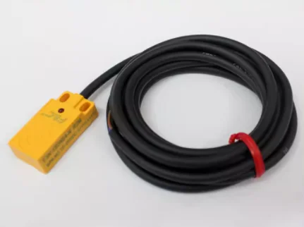 F3N-18DN05-N/15D Новый оригинальный квадратный датчик приближения F&ampC