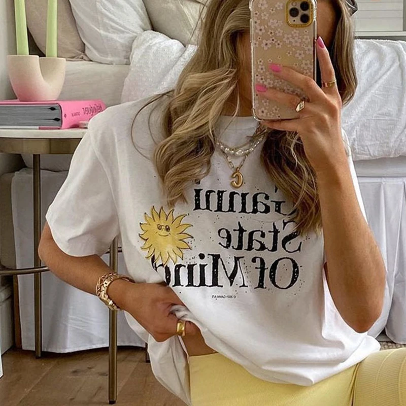 

Футболка женская оверсайз с принтом в виде белого подсолнуха