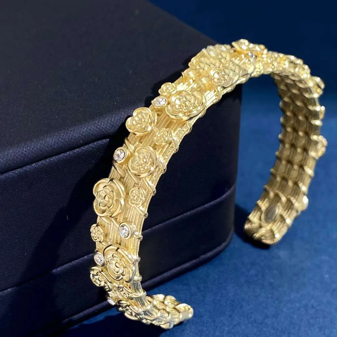 

Luxury Jewelry 18K Gold Cuff Bangles For Women Vintage Rose Flower Charm Bracelets Europe Dubai Bridal Wedding Accessories Party