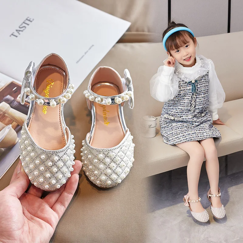 

2022 New Silver Soft Baby Girls Chic Pearls Beautiful Princess Covered Toes Rhinestone Crystal Sandals Summer Bow Hook & Loop PU