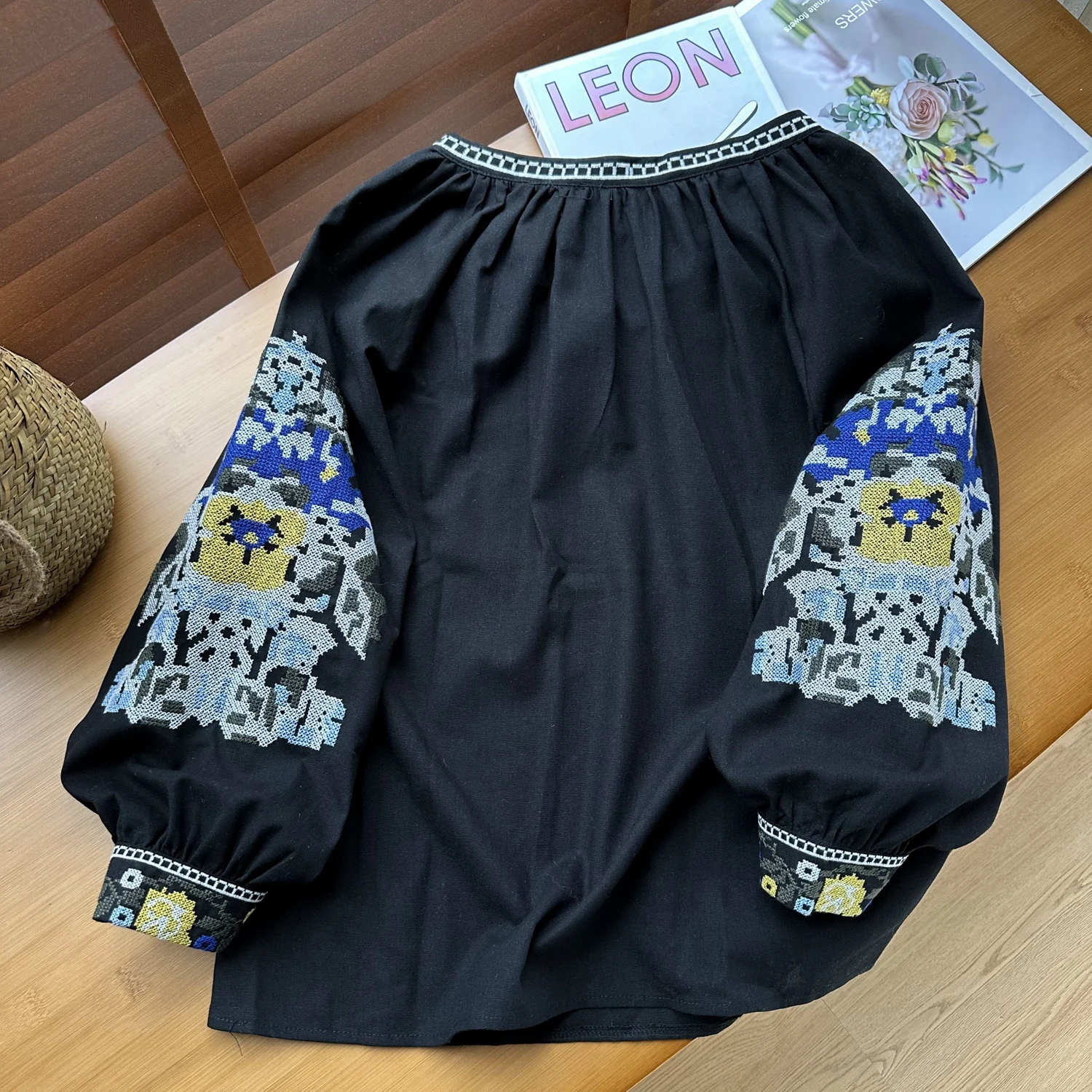 Винтажная элегантная милая блузка с вышивкой и рукавами-лодочками на шнуровке