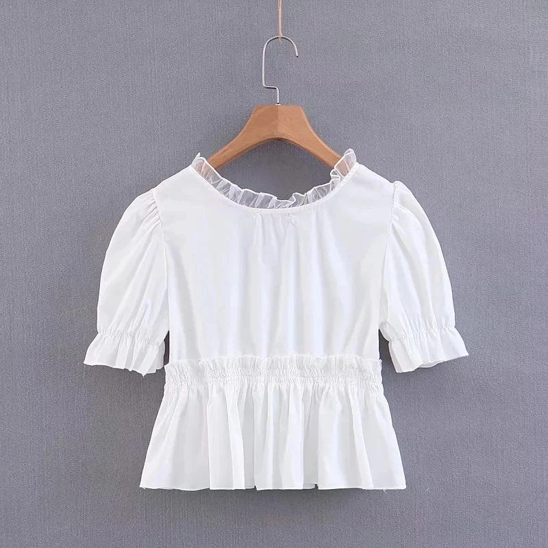 Женская короткая рубашка с рюшами V-образным вырезом и оборками на подоле белая