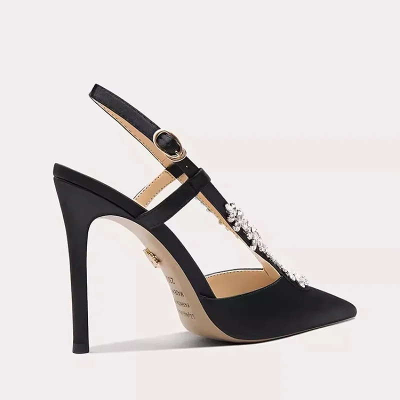 Рисунок 3 - Летние шелковые туфли с острым закрытым носком