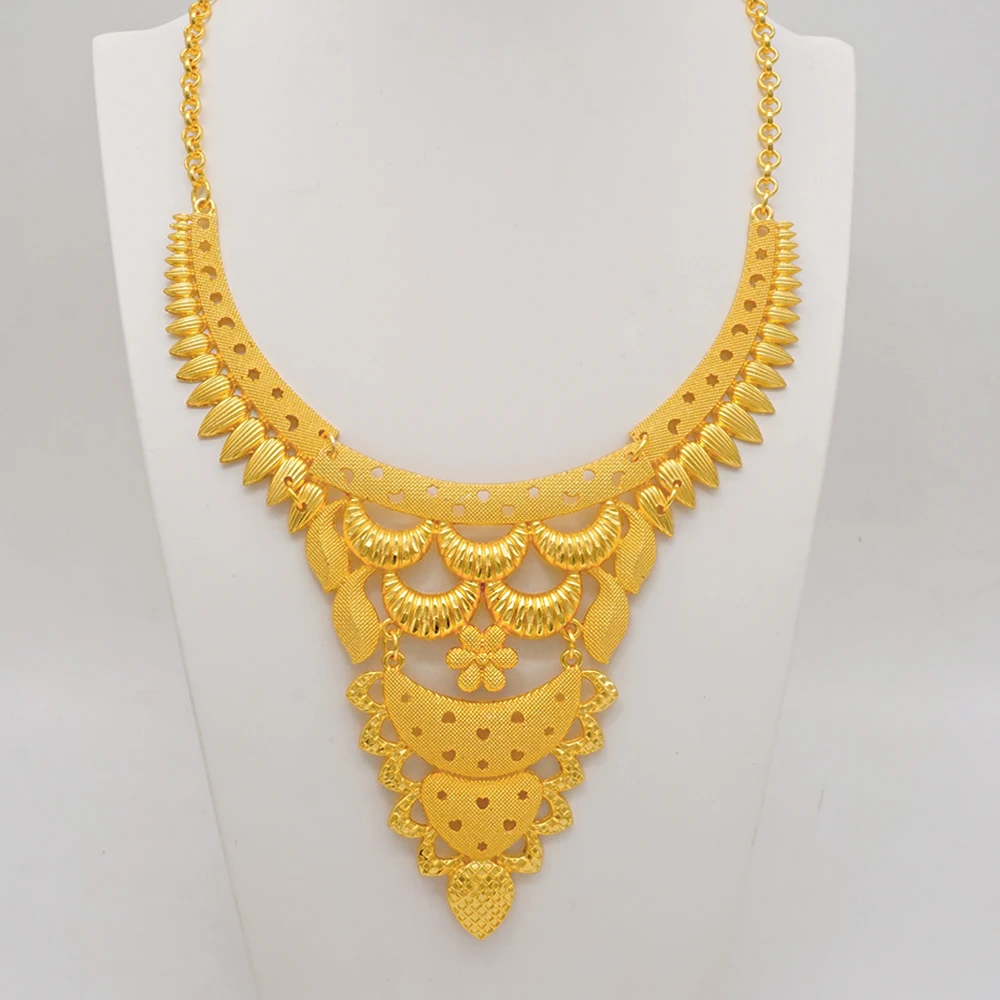 Комплект из колье и серёг под золото |