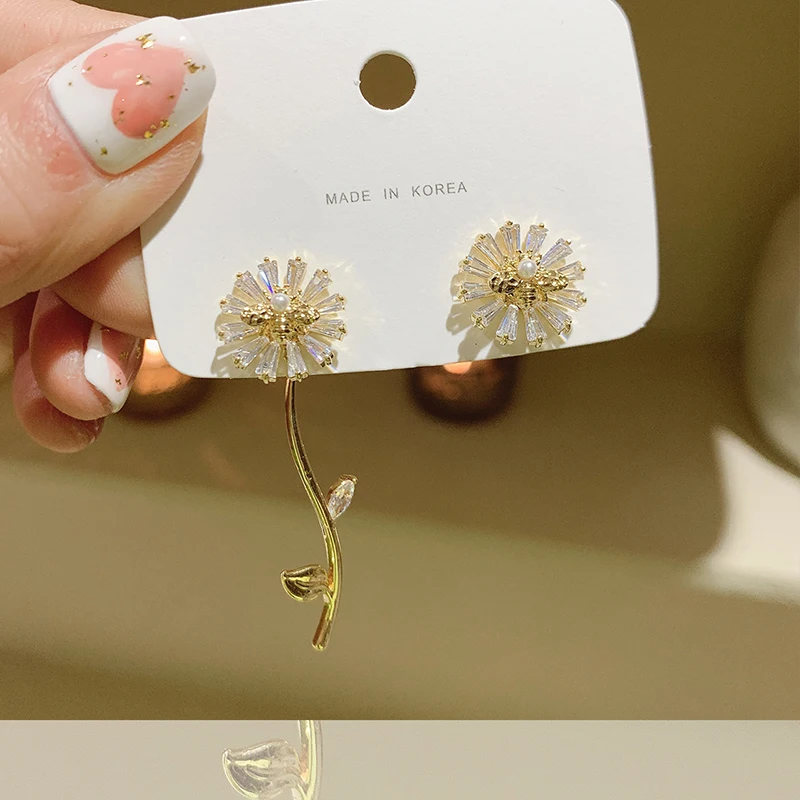 

2022 New Arrival Crystal Bee Stud Earrings for Women Luxury Jewelry Zircon Irregular Daisy Flower Earrings