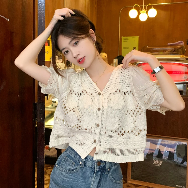 

Unique V-neck short top women's summer 2022 new design sense niche French retro short sleeved shirt