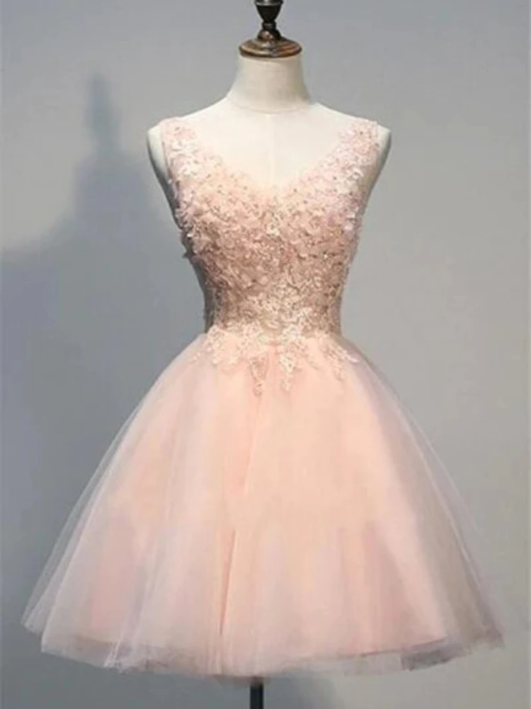 Милое классическое вечернее платье без рукавов с широким бретелем и глубоким