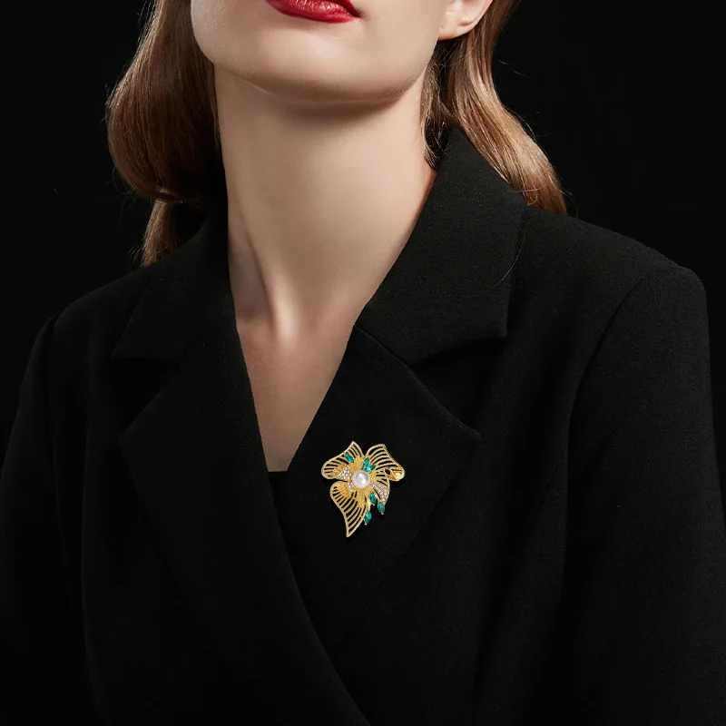 Винтажная брошь с полым листом и жемчугом