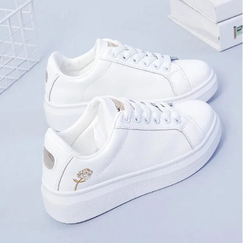 Женские кроссовки на шнуровке белые дышащие с цветочной вышивкой повседневная