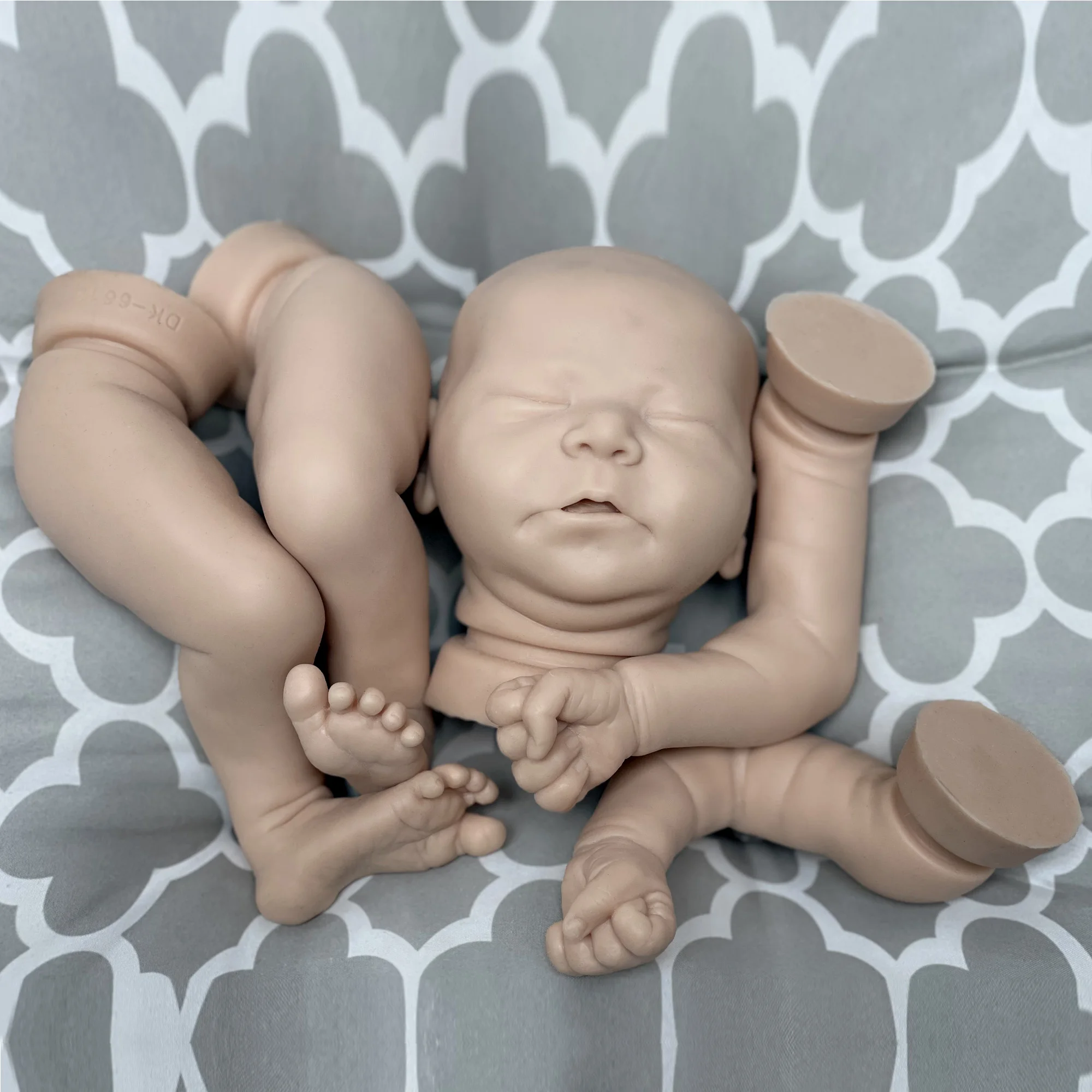 

20-22 Inch Closed Bebe Reborn Doll Kit Soft Solid Silicone Newborn Doll Inlcude Cloth Body Handmade DIY Kits