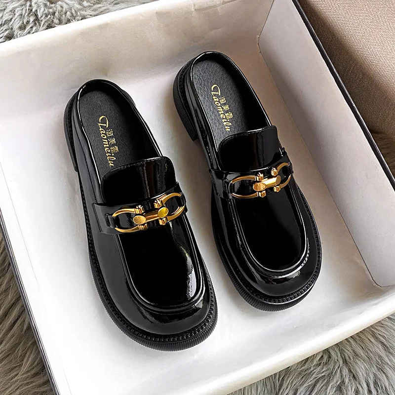 

Женские туфли-лодочки из лакированной кожи на массивном каблуке, с металлическим украшением