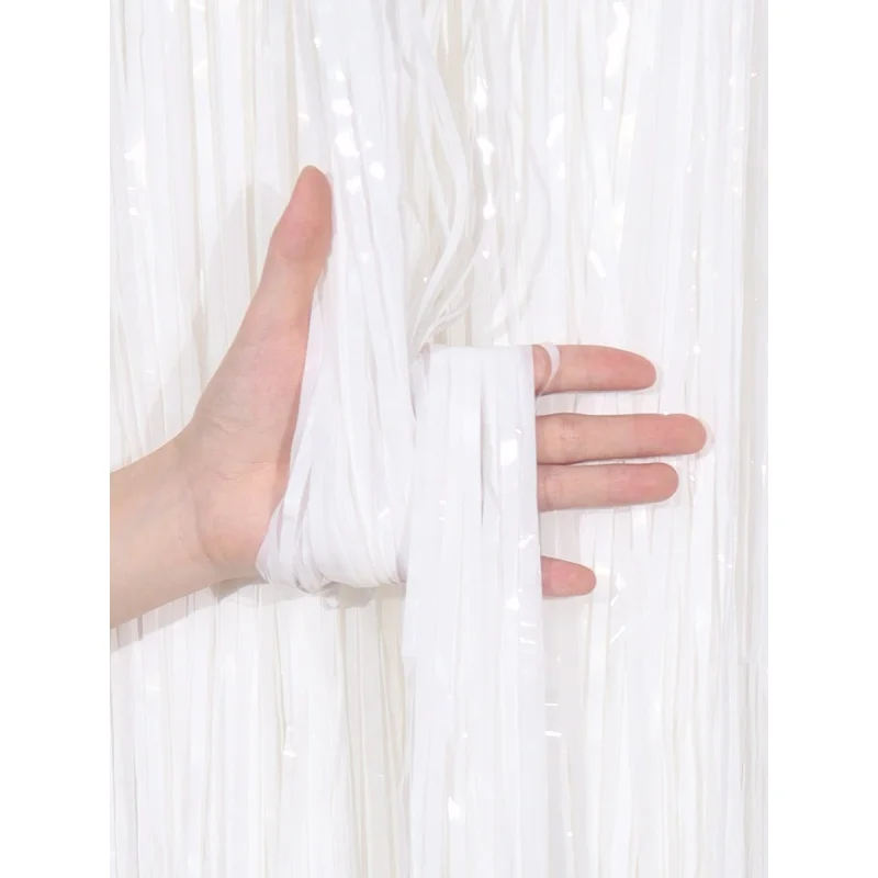 

Фольгированный фотофон с кисточками для праздника