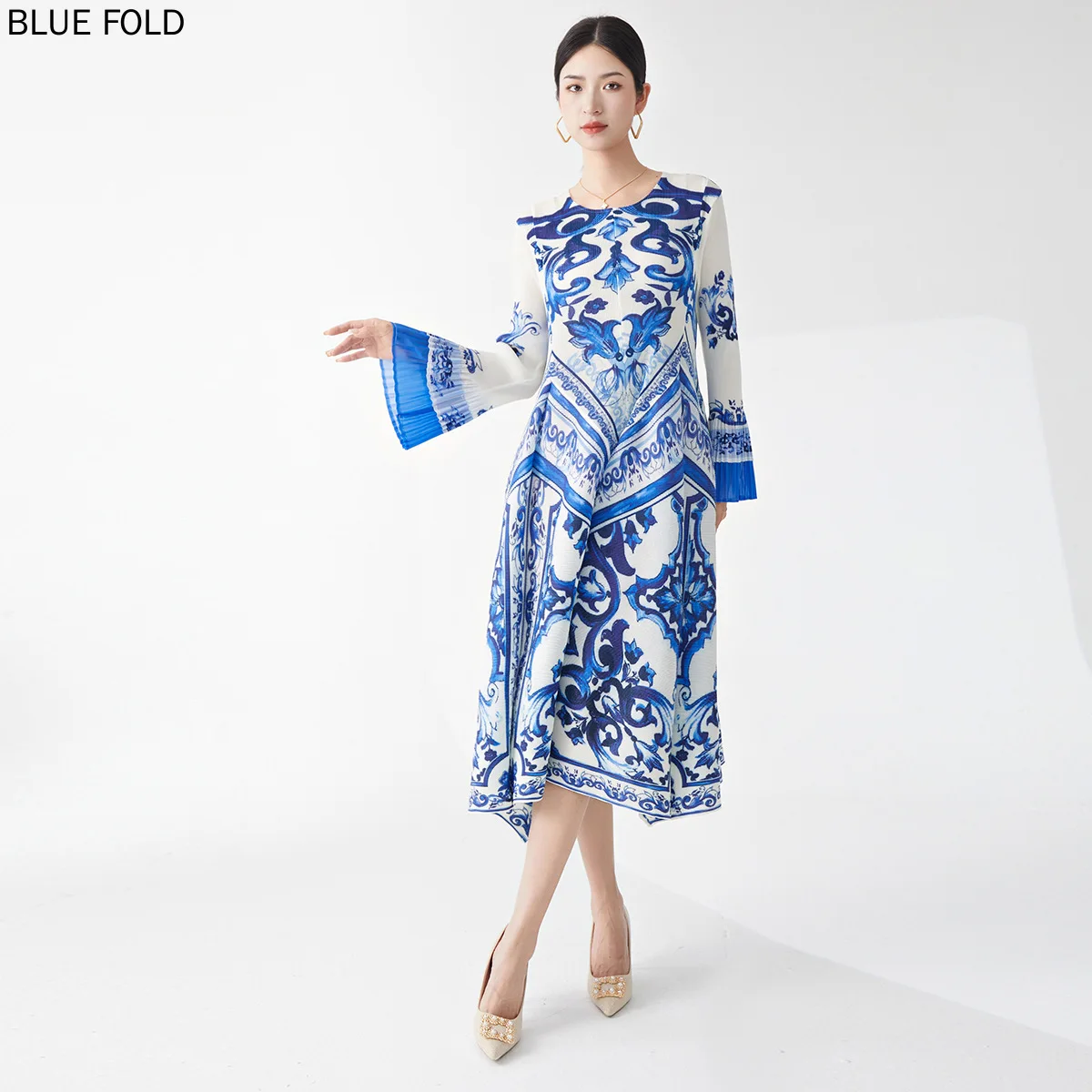 Женское свободное сине-белое фарфоровое платье рукав-труба облегающий крой