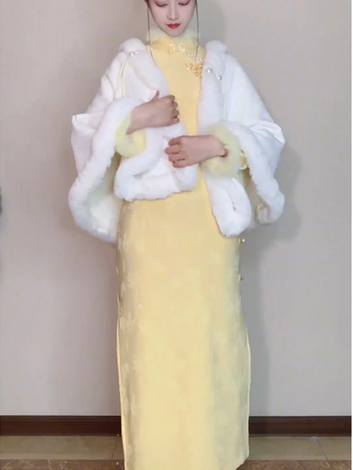2024 новое китайское улучшенное желто-белое и красивое темпераментное платье для