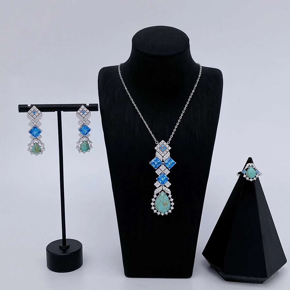 Комплект из колье и серёг с фианитом