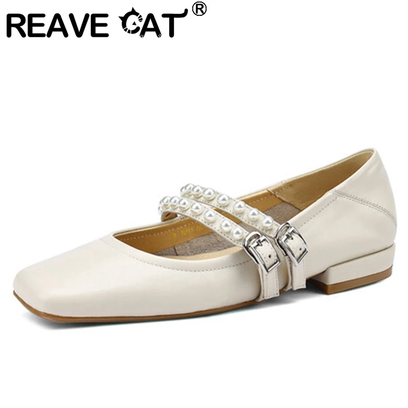 

Женские кожаные ремешки REAVE CAT, весенние однотонные бежевые повседневные туфли на плоской подошве с квадратным носком и жемчужной пряжкой, ...
