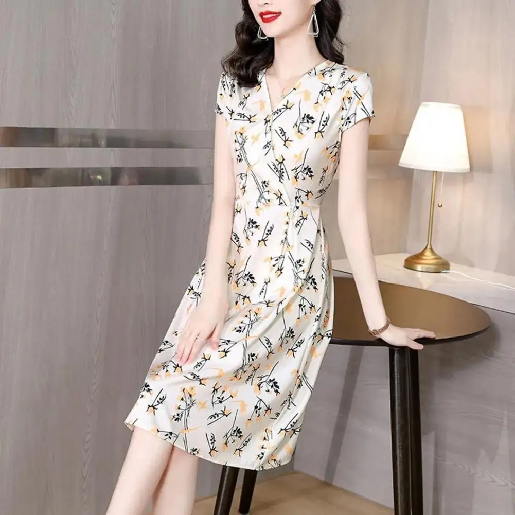 

Платье-миди с V-образным вырезом и цветочным принтом