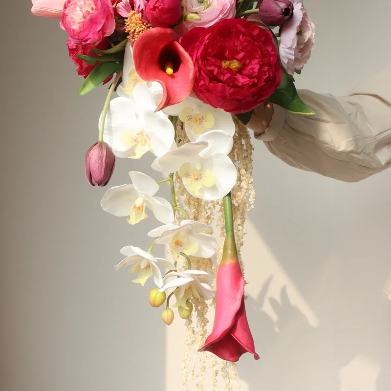 towoo оригинальная цветочная композиция букет рук с каплями воды красные