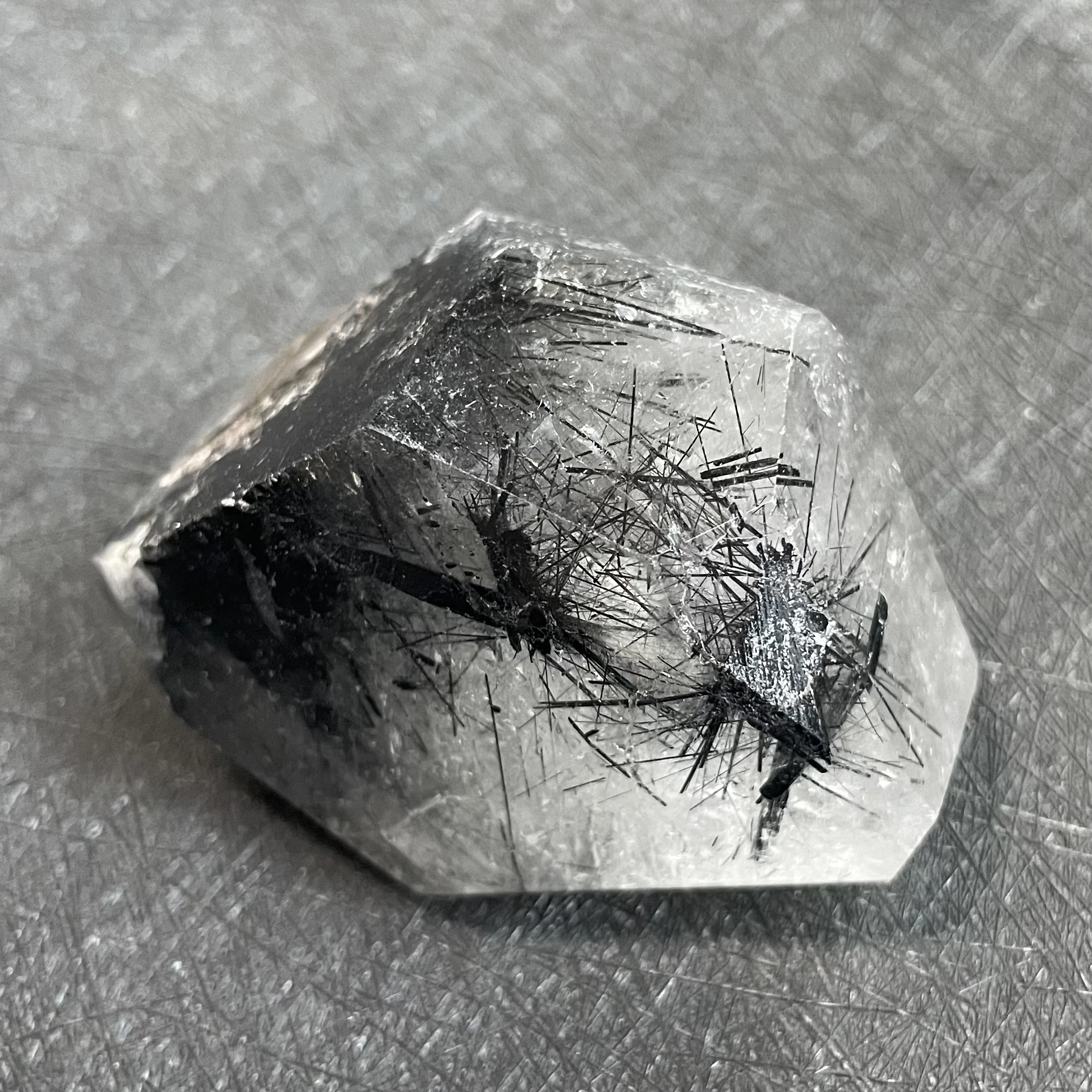 

113 г натуральный камень черный кварц рутилированная свободная форма кристалл Радуга каменная декорация шероховатая фотография D14
