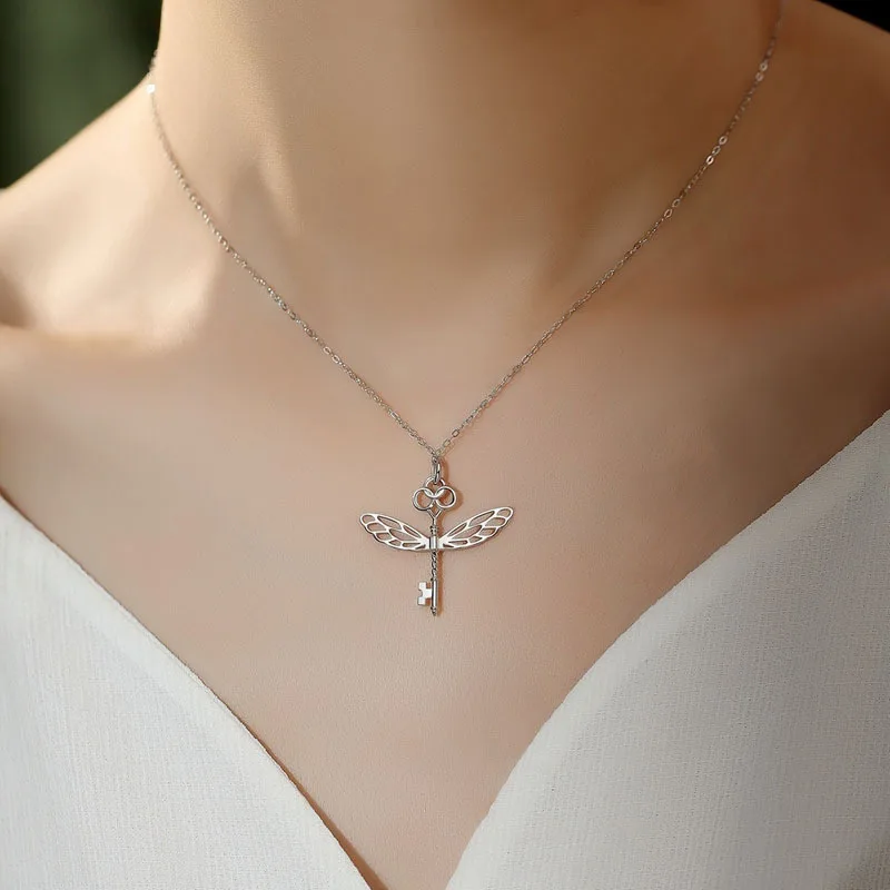 

2023 Women's Light Luxury Harries Necklace Wing Key Magic Potters Jewelry Collarbone Chain Hanging Neck Holiday Gift Accessories