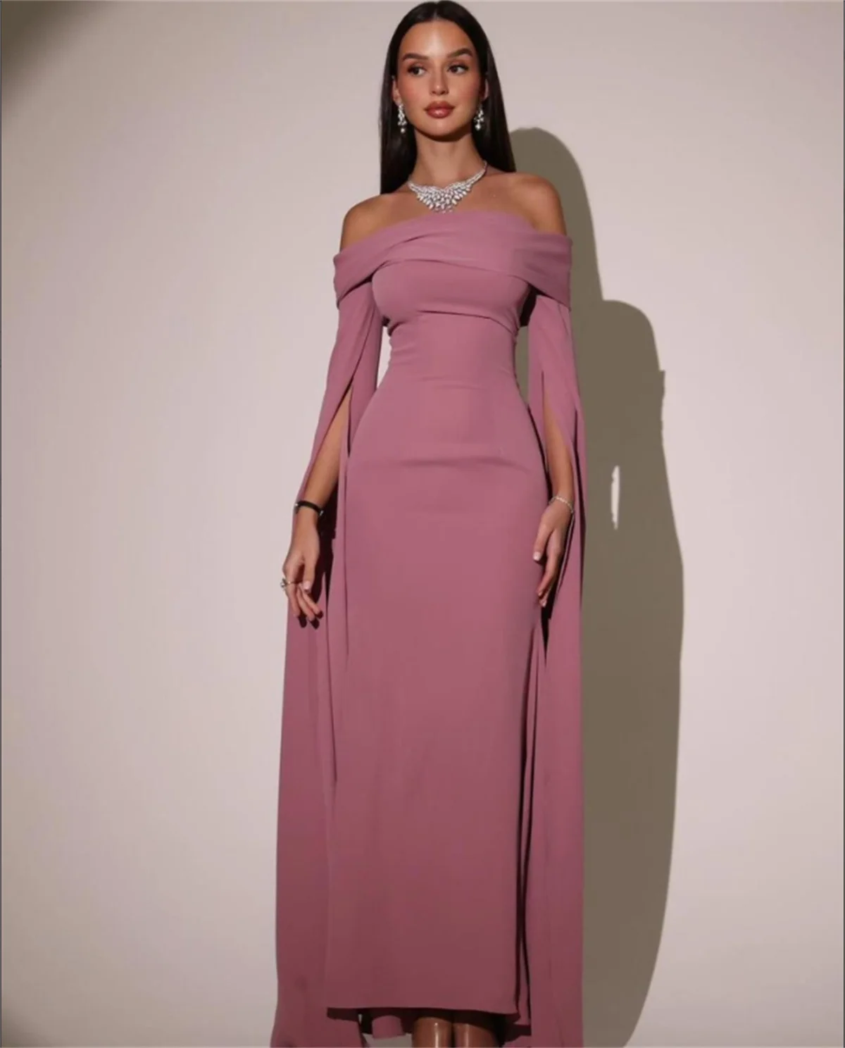 Простое розовое вечернее платье с вырезом лодочкой и длинным рукавом-накидкой