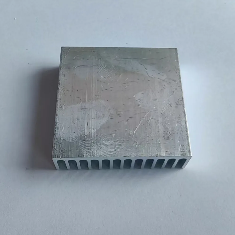 Алюминиевый радиатор 40x40x11 мм с термопрокладкой для света своими руками