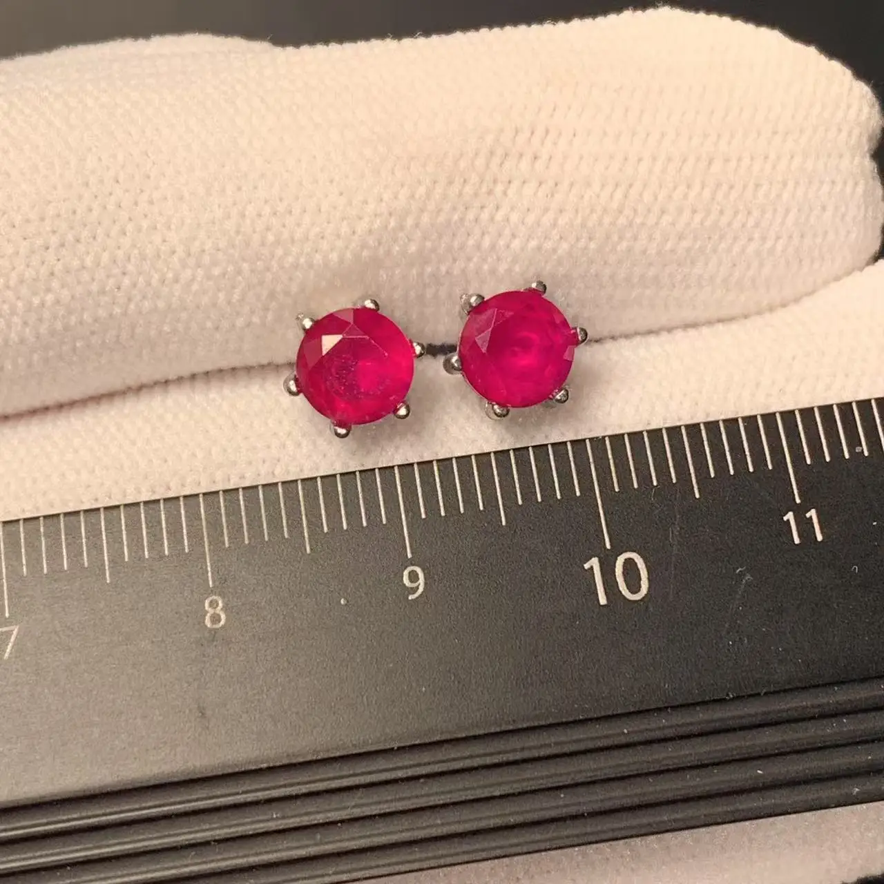 Серьги-гвоздики HEYYA STONE с рубином из нержавеющей стали