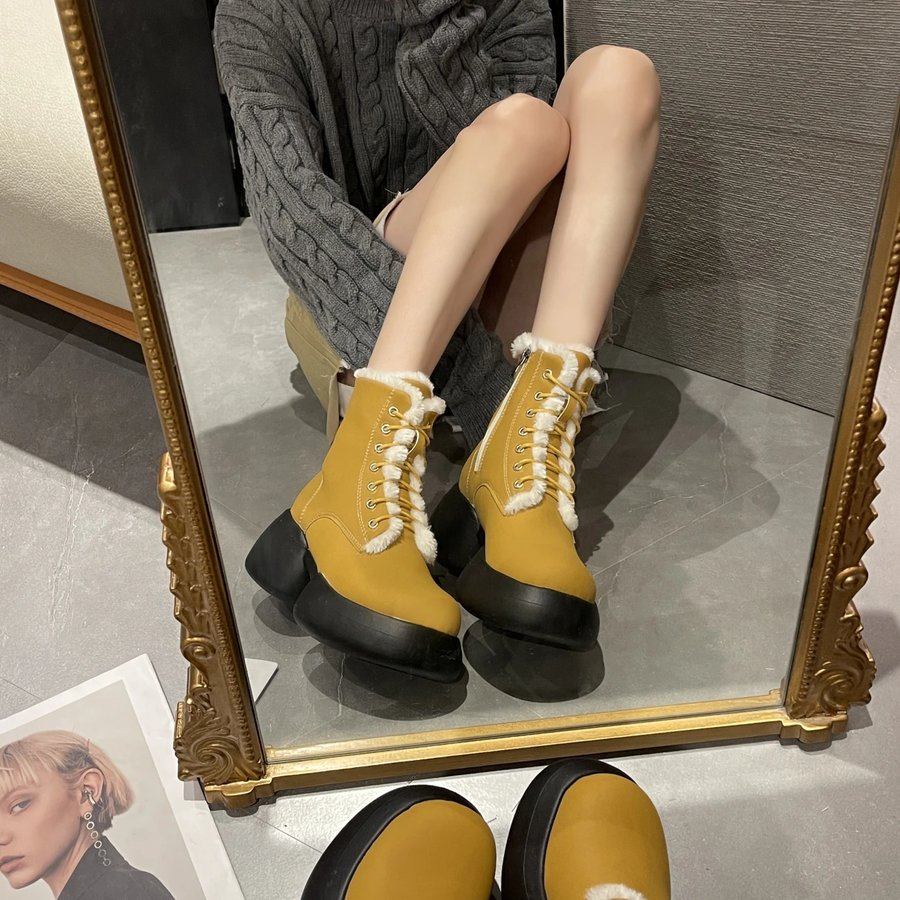 

Новинка 2022, женские ботинки с черным мехом, зимние ботинки на массивном каблуке, модная обувь на платформе, ботинки мартинсы для университет...