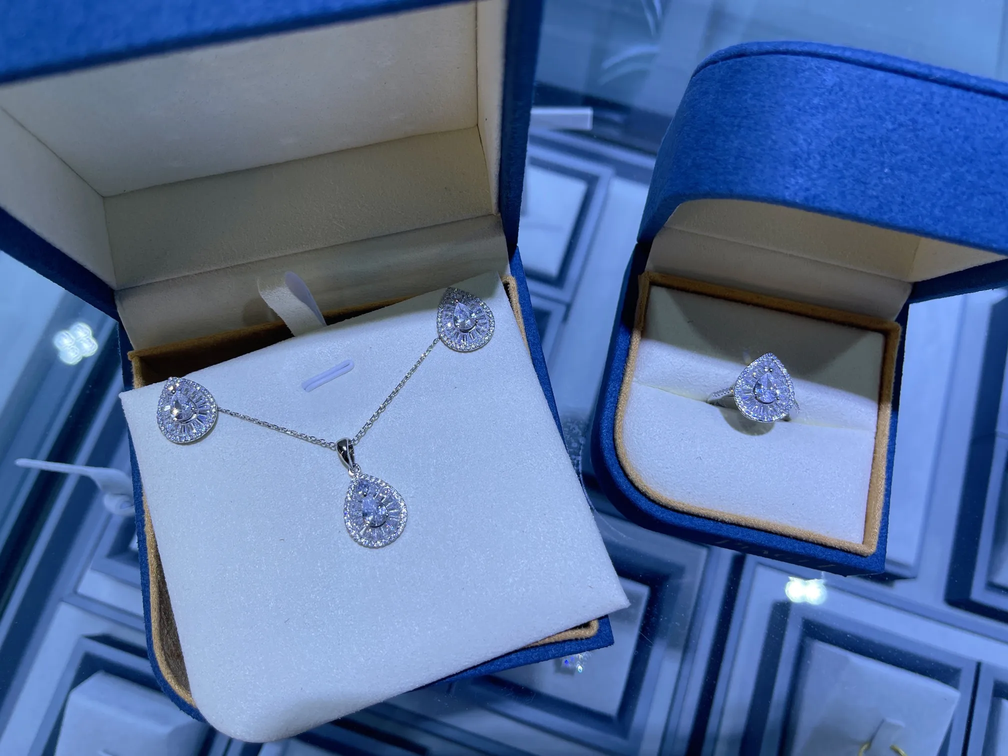 

Luxury Design 925 Sterling Silver Jewelry Set Water Drop Diamond Jewelry Square Side Stone 5*7mm Main Diamond Memorial Day Gift