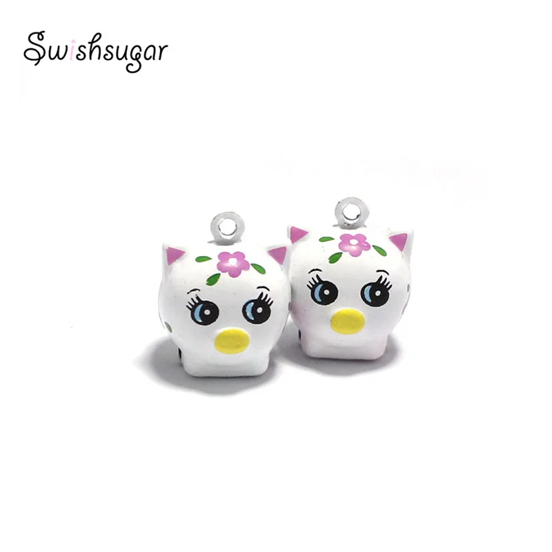 Эмалированные красочные красивые подвески в виде маленькой свиньи с колокольчиком, подходят для украшения домашних животных на праздник, день рождения Эмалированные красочные красивые подвески в виде маленькой свиньи с колокольчиком, подходят для украшения домашних животных на праздник, день рождения