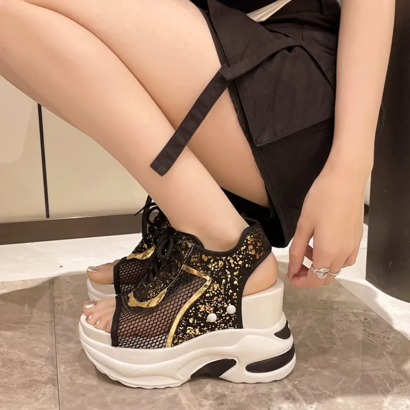 Женские босоножки со шнуровкой спереди с вырезами