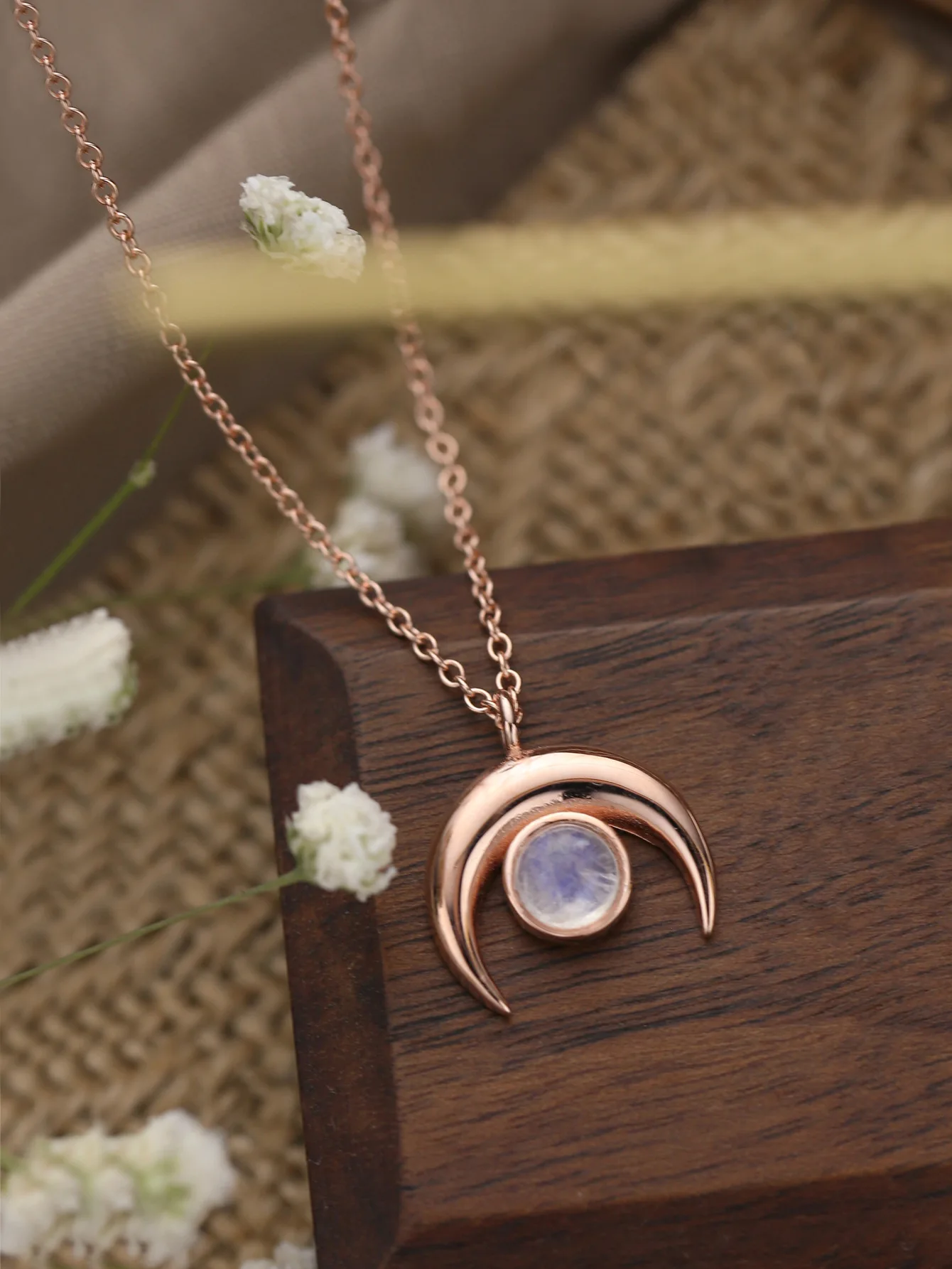 

2023 Hot sale S925 sterling silver half-moon moonstone pendant necklace women's fashion versatile luxury exquisite jewelry