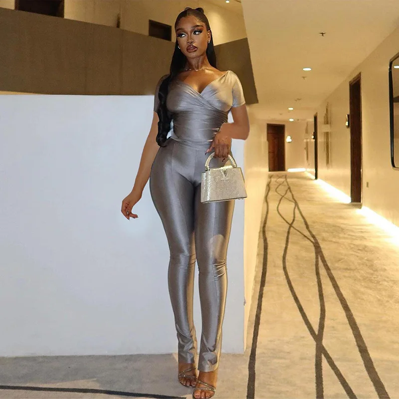 Женский спортивный костюм с глубоким V-образным вырезом и коротким рукавом