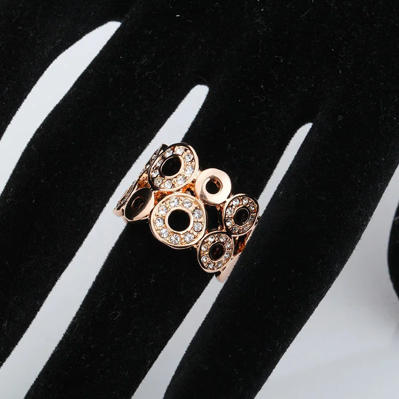 Кольцо женское розовое золото с несколькими вырезами круглые фианитами | Кольца