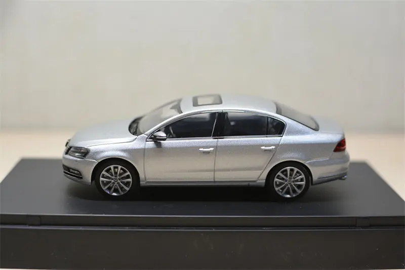Фото Металлическая модель автомобиля Schuco 1:43 VW Passat B7 Limousine №2