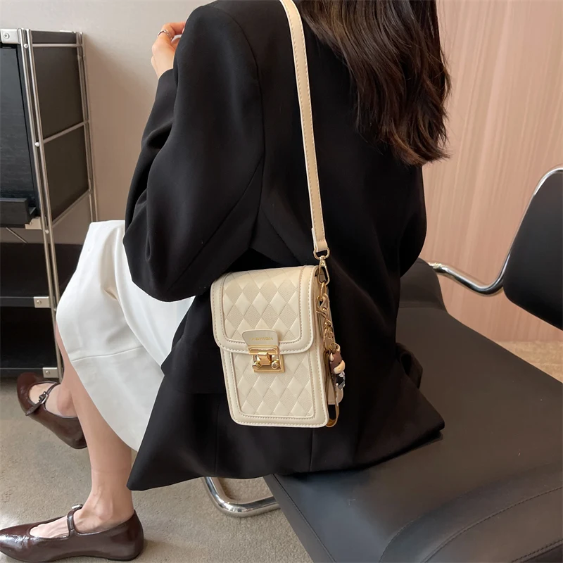 Summer Luxury Fashion Mini Shoulder Bag Women's 2023 Small Popular Lightweight Mobile Phone Bag Latticed Crossbody Waist Bag