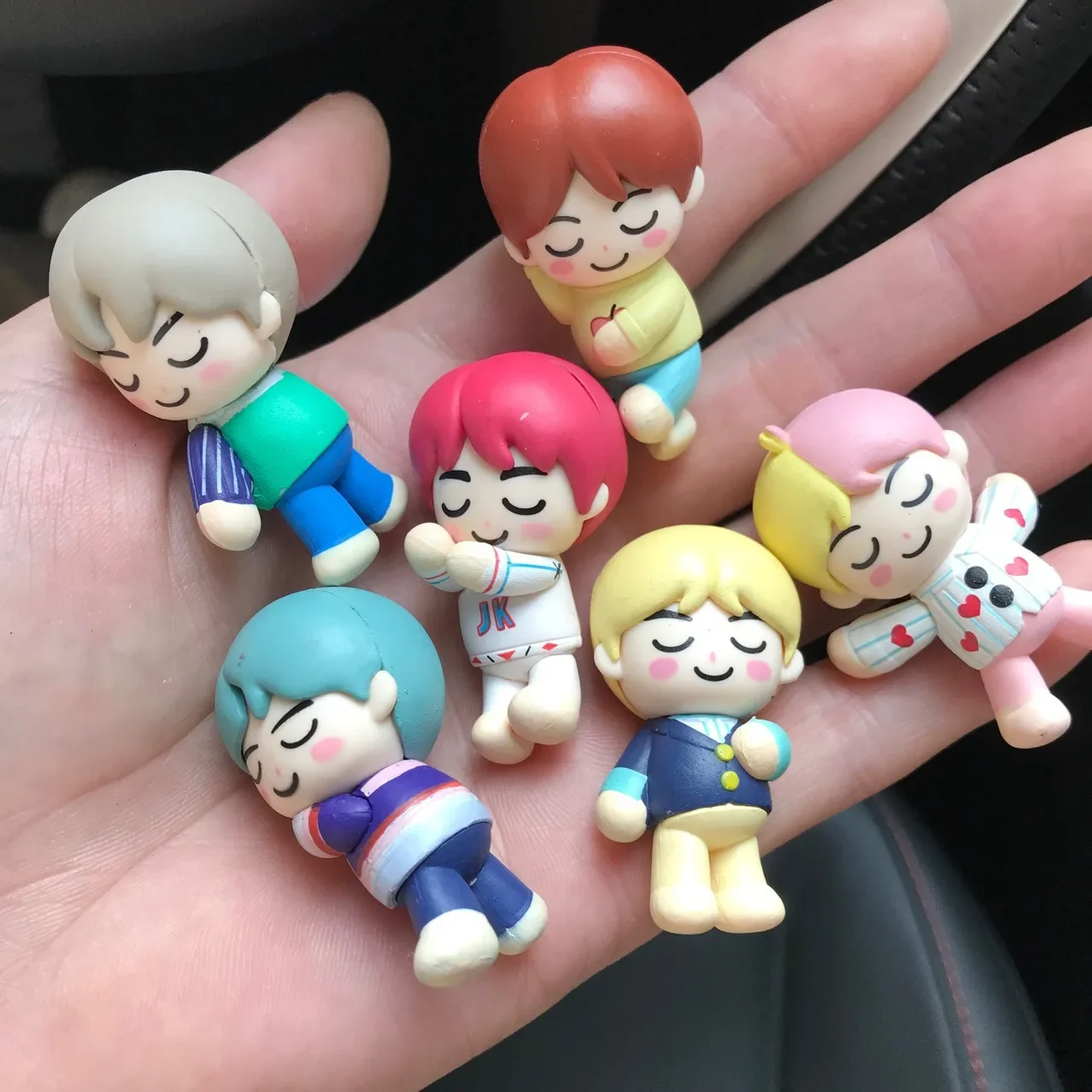 Фото 5 шт. Tomy TinyTAN Bangtan Boys Groups Модель игрушки Мультфильм спать на животе мини-фигурки игрушка в подарок №1