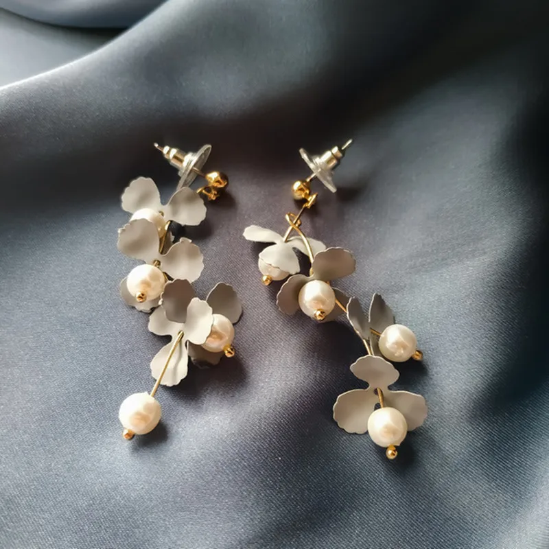 Женские акриловые цветочные висячие серьги с искусственным жемчугом красивые