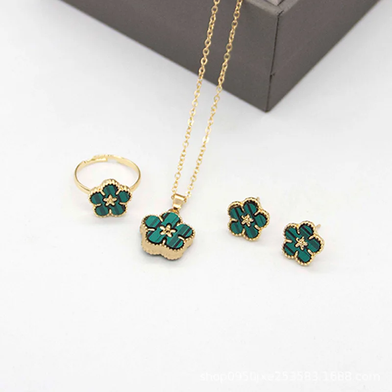 Комплект из колье серёг и кольца с цветочным принтом |